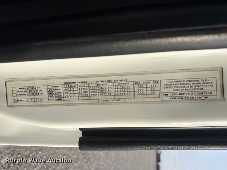 image for item ET1714 2020 Peterbilt 579 semi truck