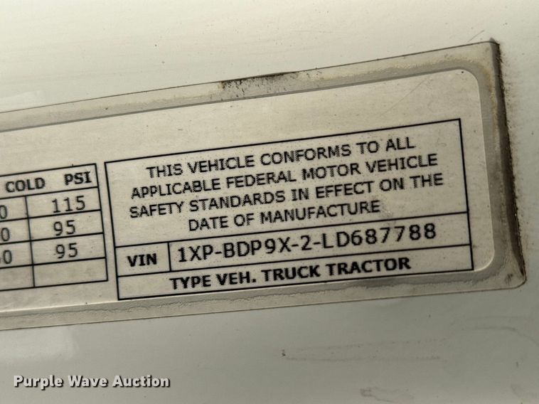 image for item ET1714 2020 Peterbilt 579 semi truck