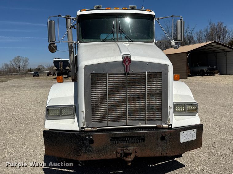 image for item ET1740 2001 Kenworth T800 semi truck