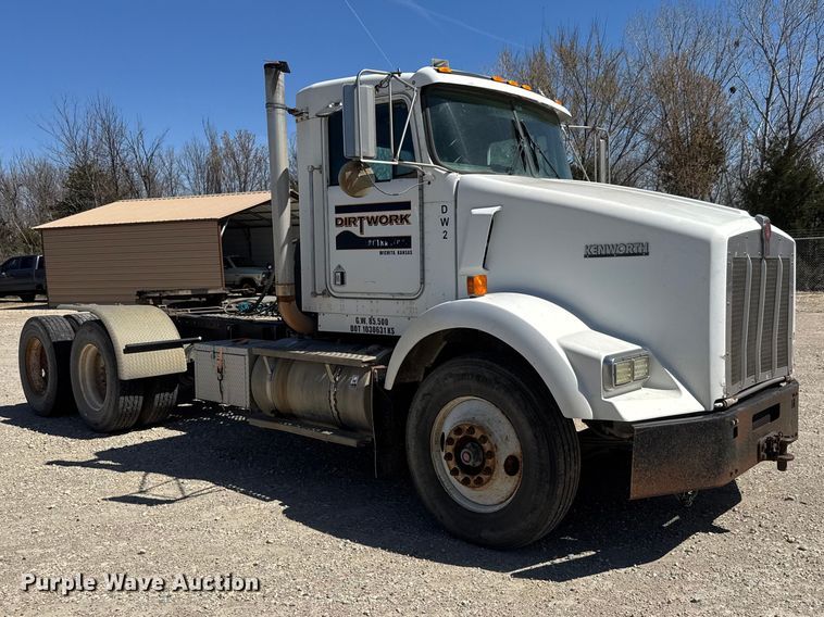 image for item ET1740 2001 Kenworth T800 semi truck