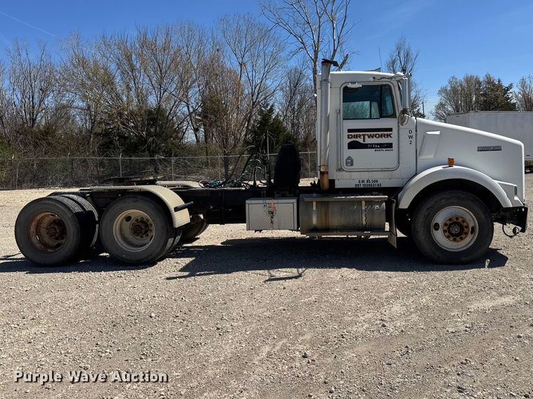 image for item ET1740 2001 Kenworth T800 semi truck