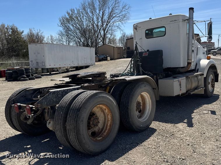 image for item ET1740 2001 Kenworth T800 semi truck