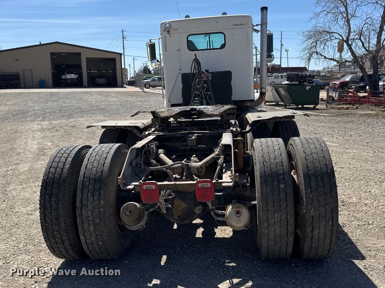 image for item ET1740 2001 Kenworth T800 semi truck