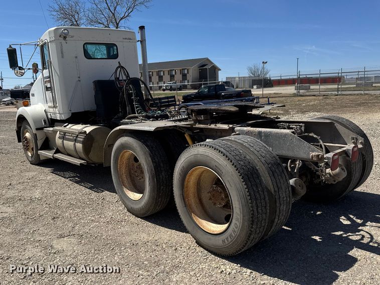 image for item ET1740 2001 Kenworth T800 semi truck