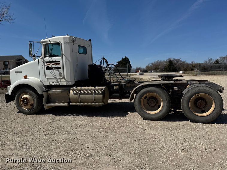 image for item ET1740 2001 Kenworth T800 semi truck