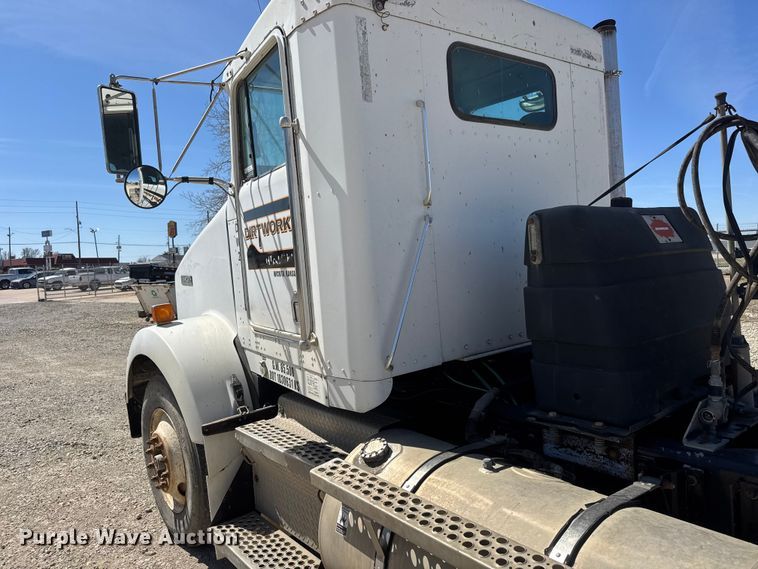 image for item ET1740 2001 Kenworth T800 semi truck