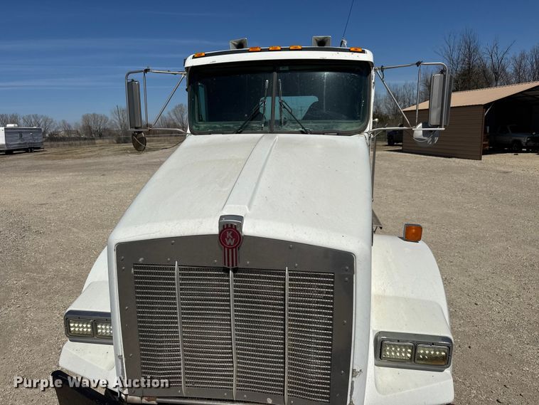 image for item ET1740 2001 Kenworth T800 semi truck