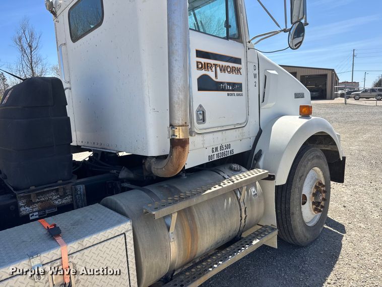 image for item ET1740 2001 Kenworth T800 semi truck