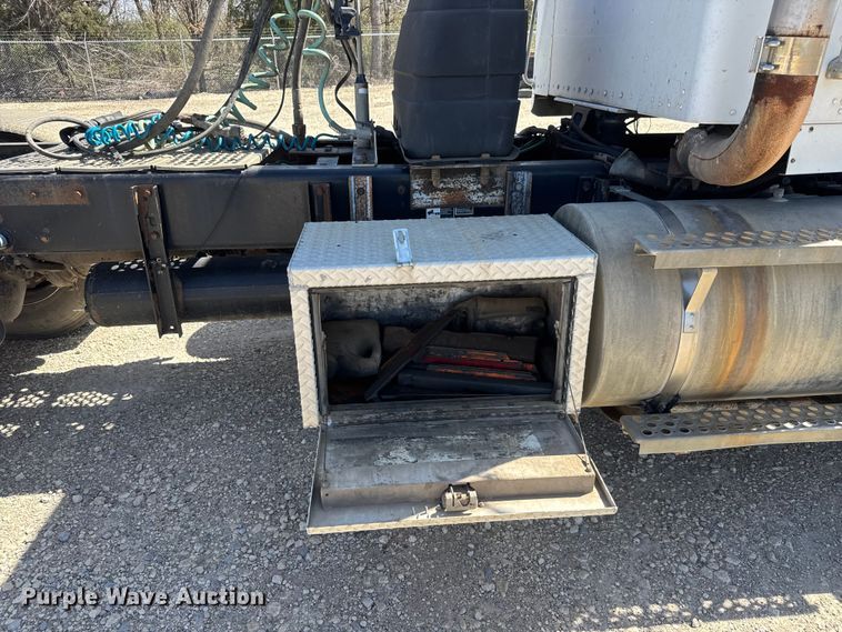 image for item ET1740 2001 Kenworth T800 semi truck