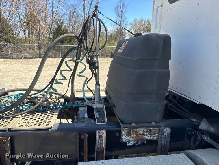 image for item ET1740 2001 Kenworth T800 semi truck