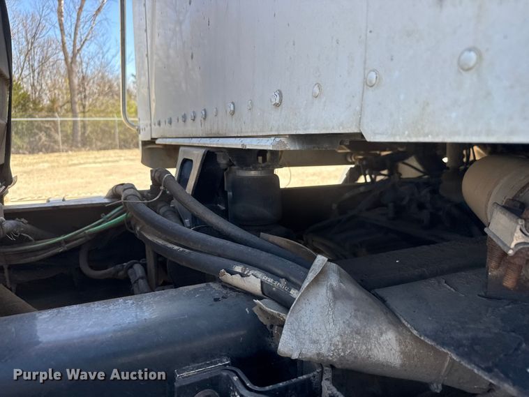 image for item ET1740 2001 Kenworth T800 semi truck