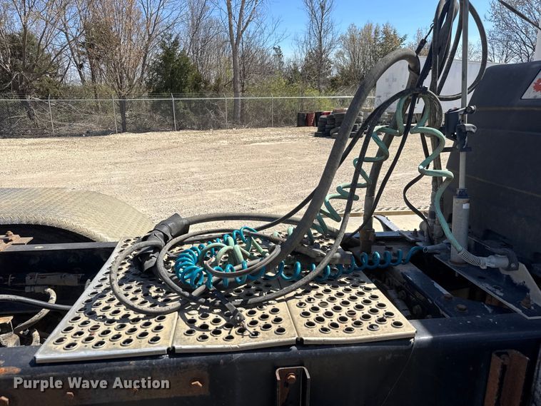 image for item ET1740 2001 Kenworth T800 semi truck