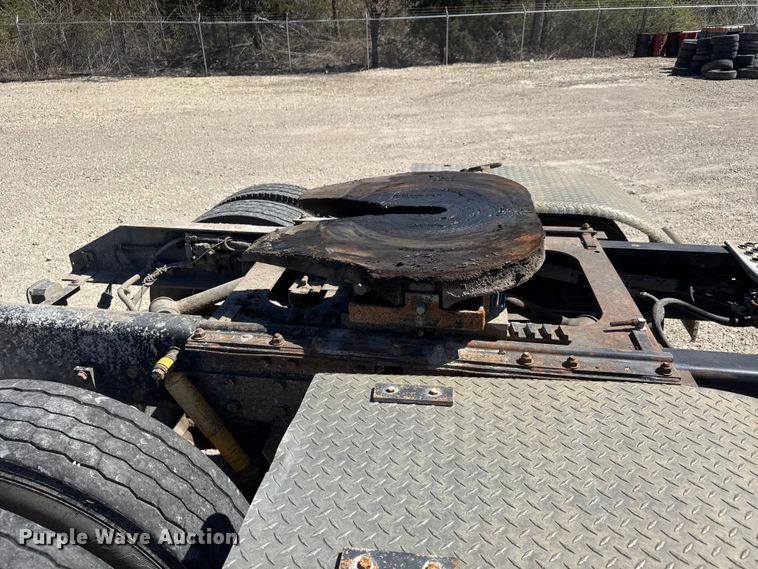 image for item ET1740 2001 Kenworth T800 semi truck