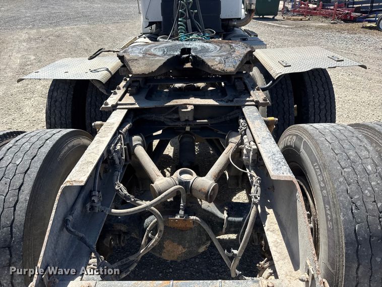 image for item ET1740 2001 Kenworth T800 semi truck