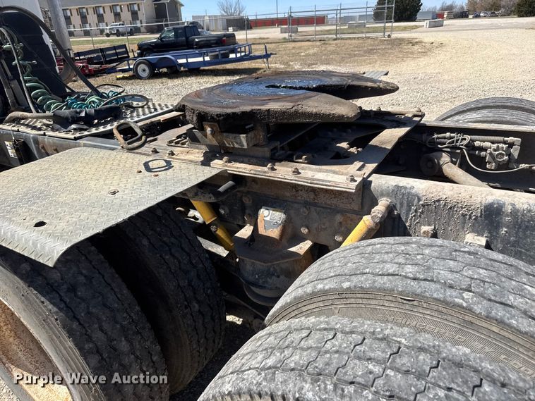 image for item ET1740 2001 Kenworth T800 semi truck