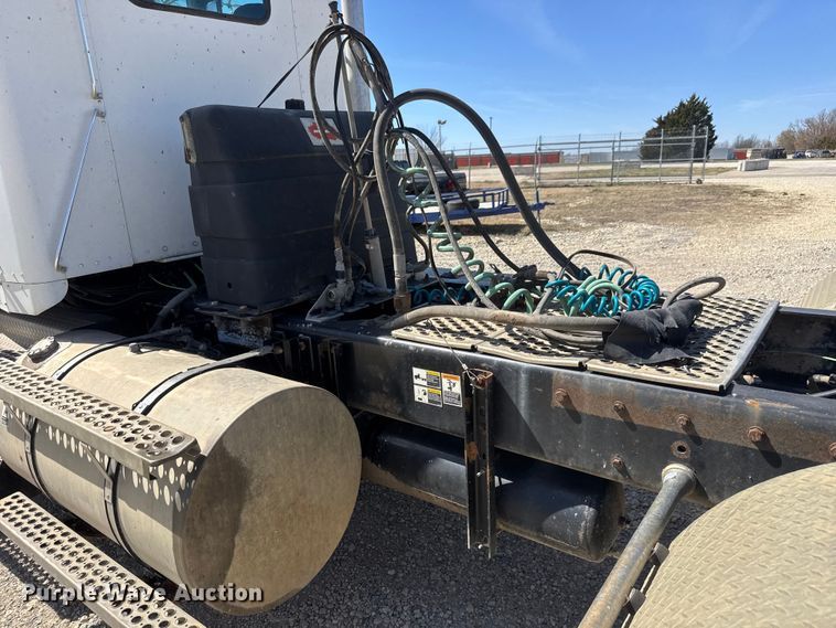 image for item ET1740 2001 Kenworth T800 semi truck