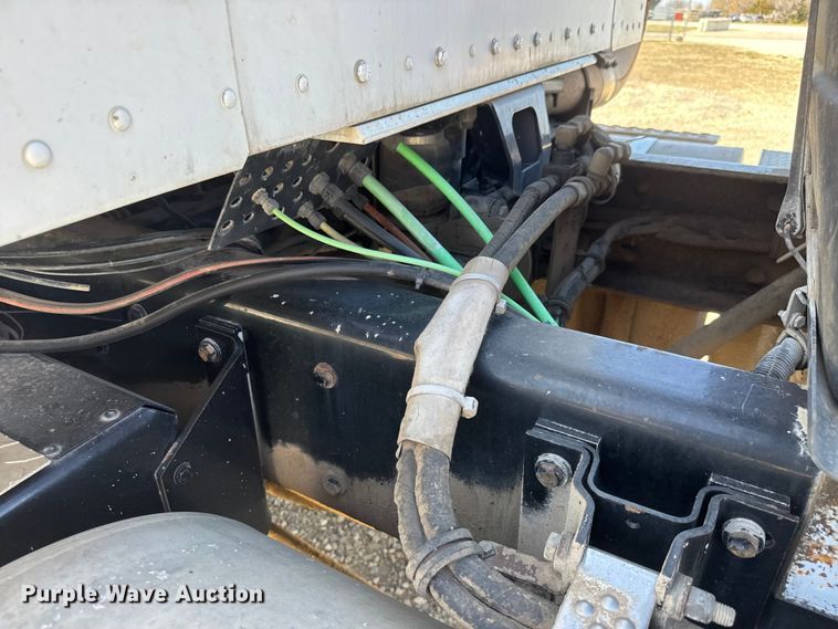 image for item ET1740 2001 Kenworth T800 semi truck