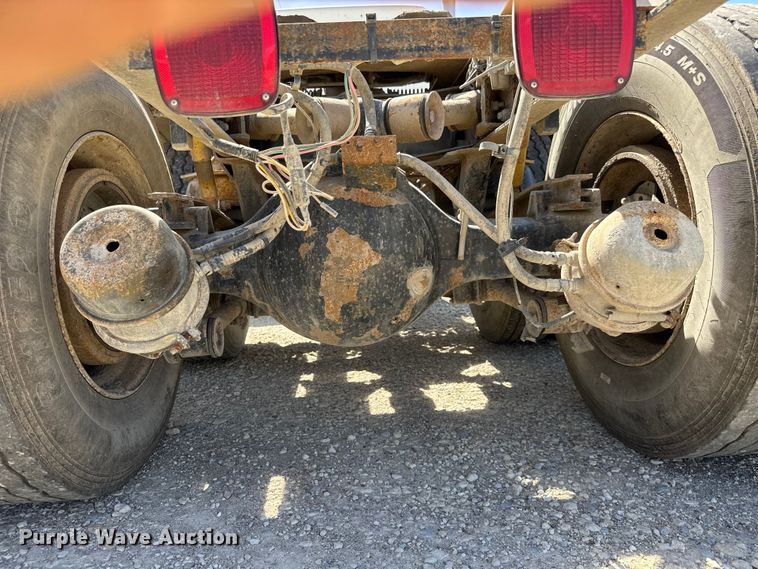 image for item ET1740 2001 Kenworth T800 semi truck