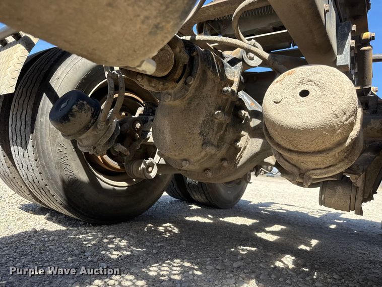 image for item ET1740 2001 Kenworth T800 semi truck