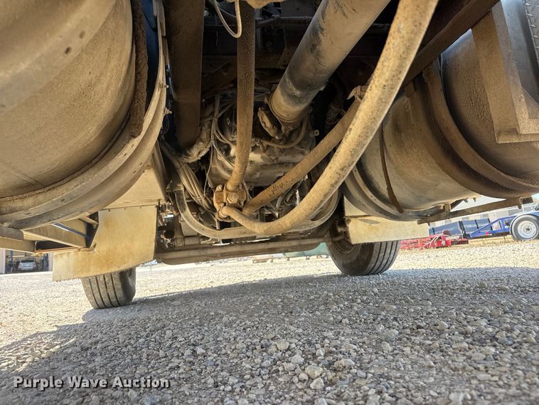 image for item ET1740 2001 Kenworth T800 semi truck