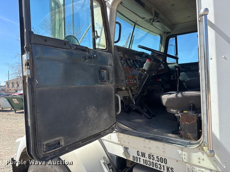 image for item ET1740 2001 Kenworth T800 semi truck