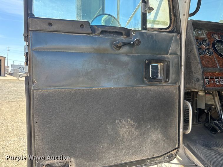 image for item ET1740 2001 Kenworth T800 semi truck