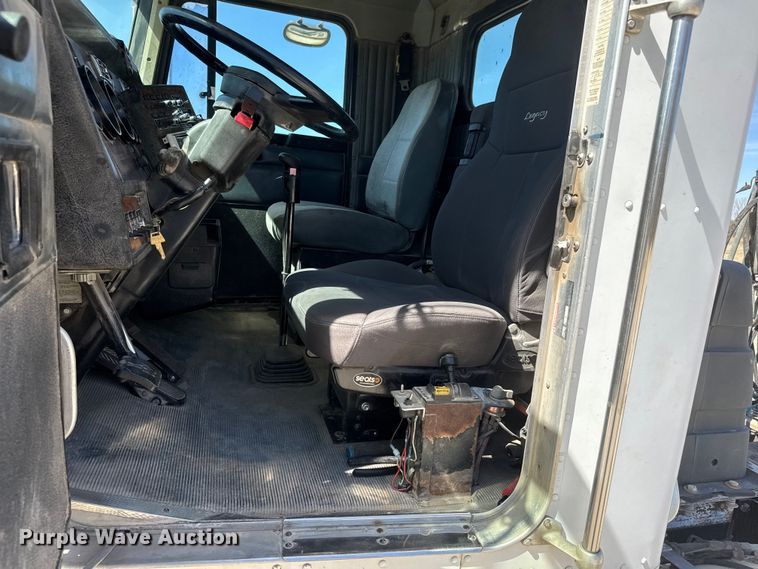 image for item ET1740 2001 Kenworth T800 semi truck