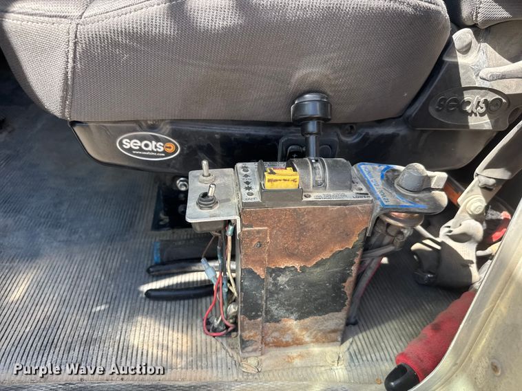 image for item ET1740 2001 Kenworth T800 semi truck