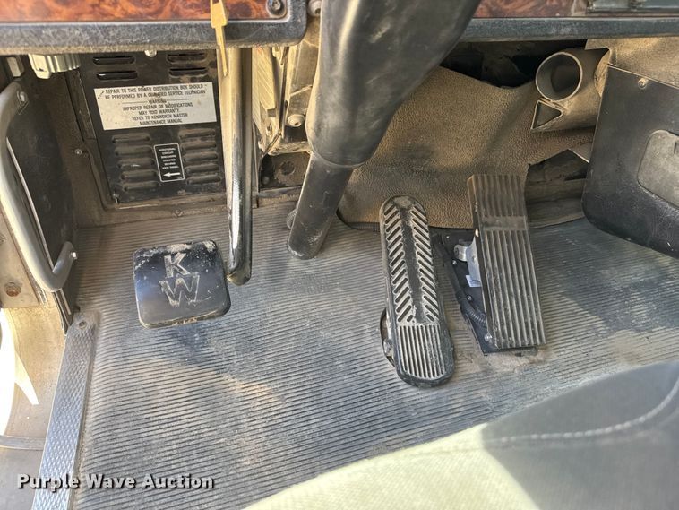 image for item ET1740 2001 Kenworth T800 semi truck