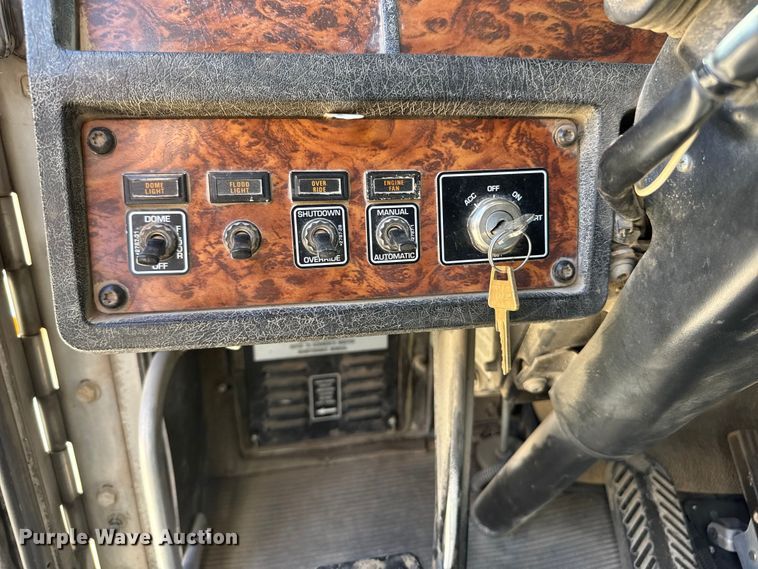 image for item ET1740 2001 Kenworth T800 semi truck