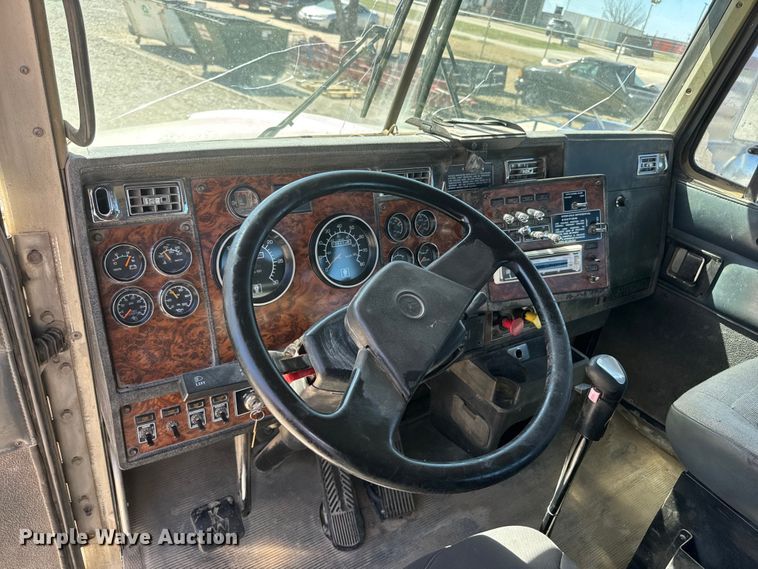 image for item ET1740 2001 Kenworth T800 semi truck