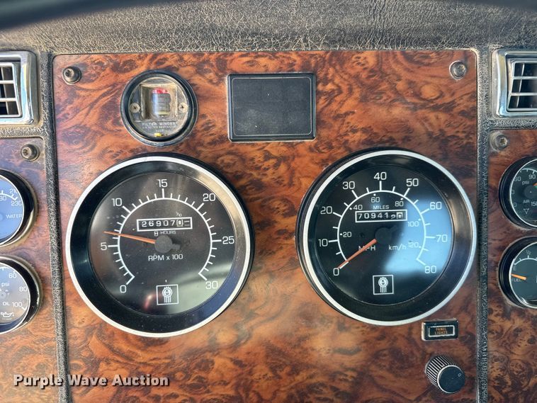 image for item ET1740 2001 Kenworth T800 semi truck