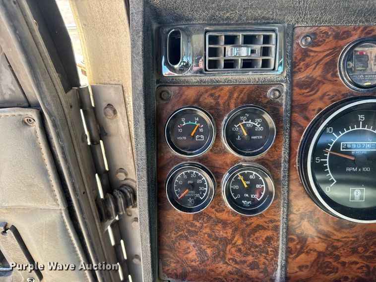 image for item ET1740 2001 Kenworth T800 semi truck