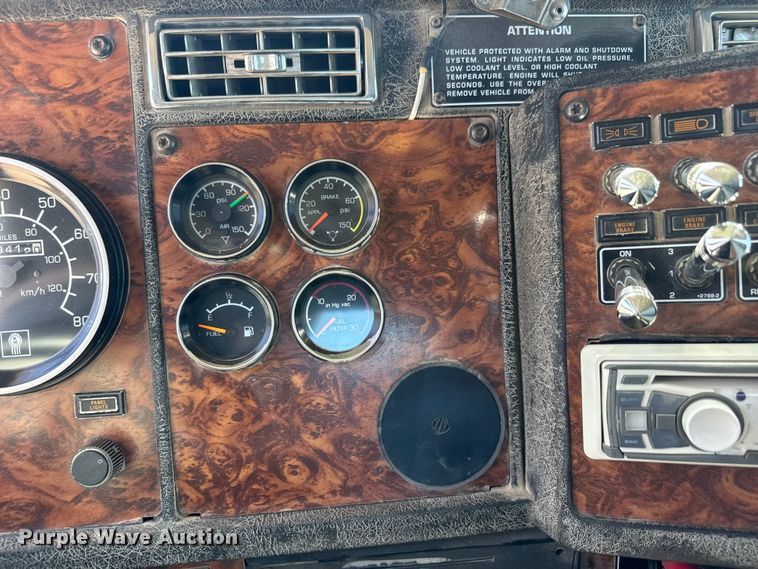 image for item ET1740 2001 Kenworth T800 semi truck