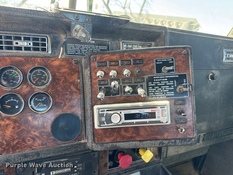 image for item ET1740 2001 Kenworth T800 semi truck