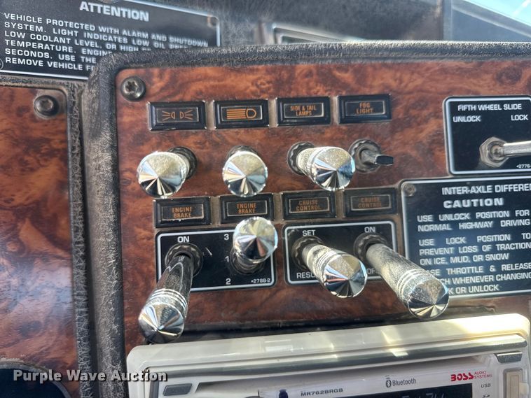 image for item ET1740 2001 Kenworth T800 semi truck