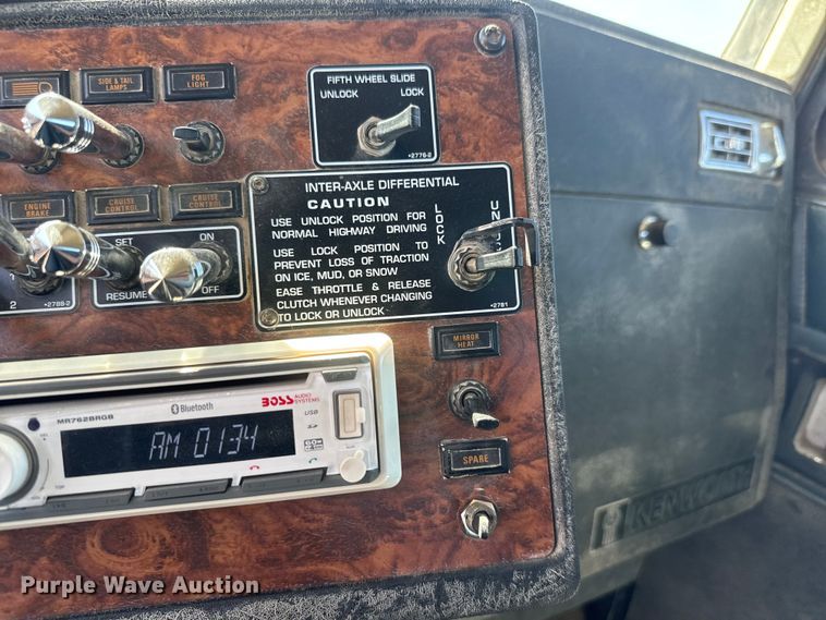 image for item ET1740 2001 Kenworth T800 semi truck