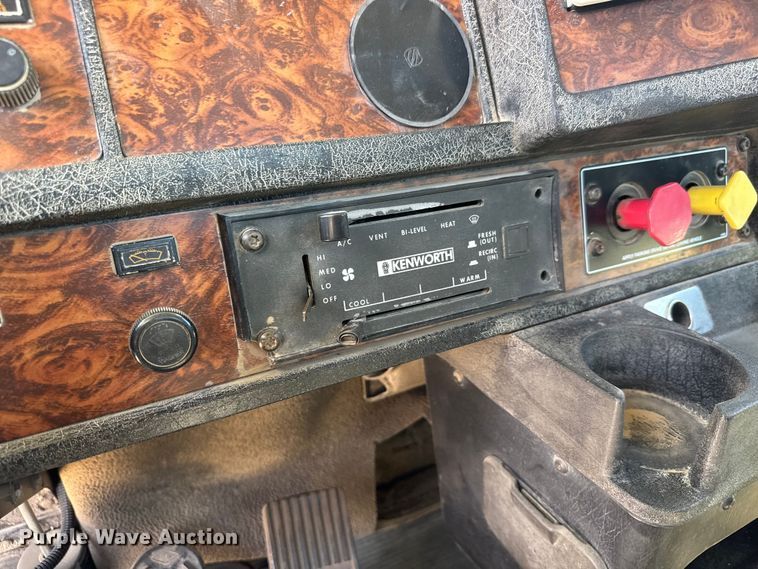 image for item ET1740 2001 Kenworth T800 semi truck