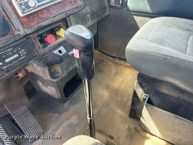 image for item ET1740 2001 Kenworth T800 semi truck