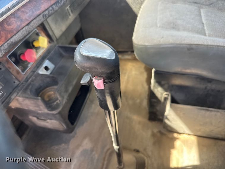 image for item ET1740 2001 Kenworth T800 semi truck