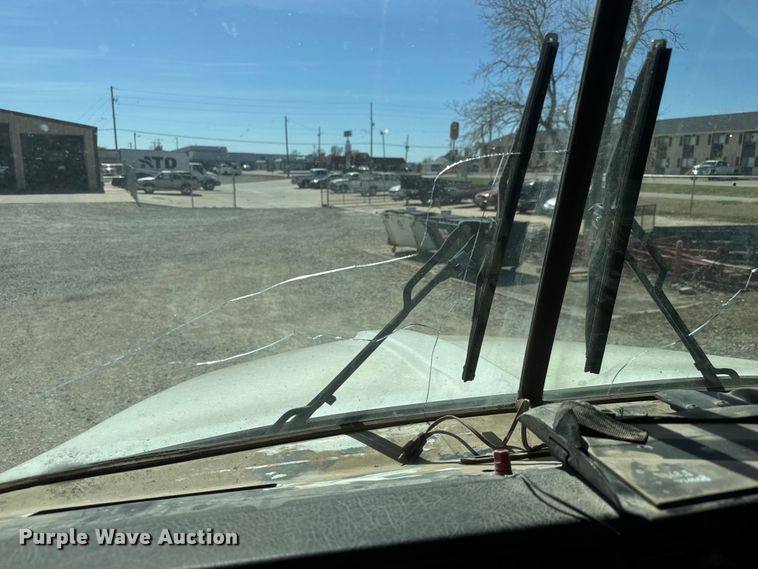 image for item ET1740 2001 Kenworth T800 semi truck