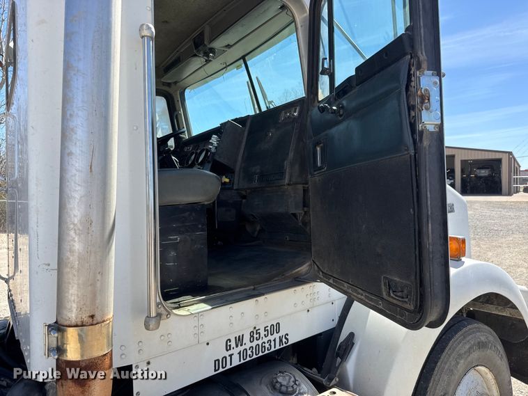 image for item ET1740 2001 Kenworth T800 semi truck