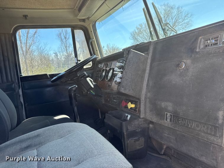 image for item ET1740 2001 Kenworth T800 semi truck