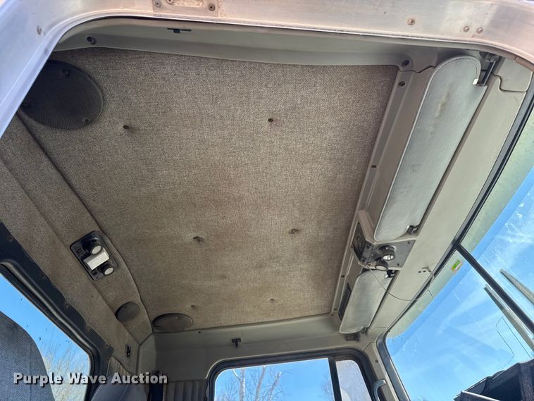 image for item ET1740 2001 Kenworth T800 semi truck