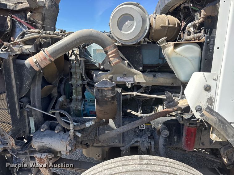 image for item ET1740 2001 Kenworth T800 semi truck