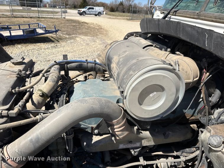 image for item ET1740 2001 Kenworth T800 semi truck