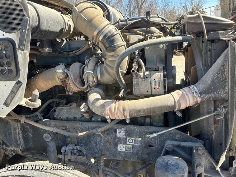 image for item ET1740 2001 Kenworth T800 semi truck