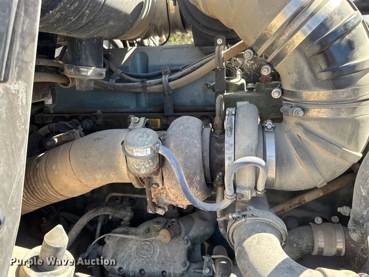 image for item ET1740 2001 Kenworth T800 semi truck