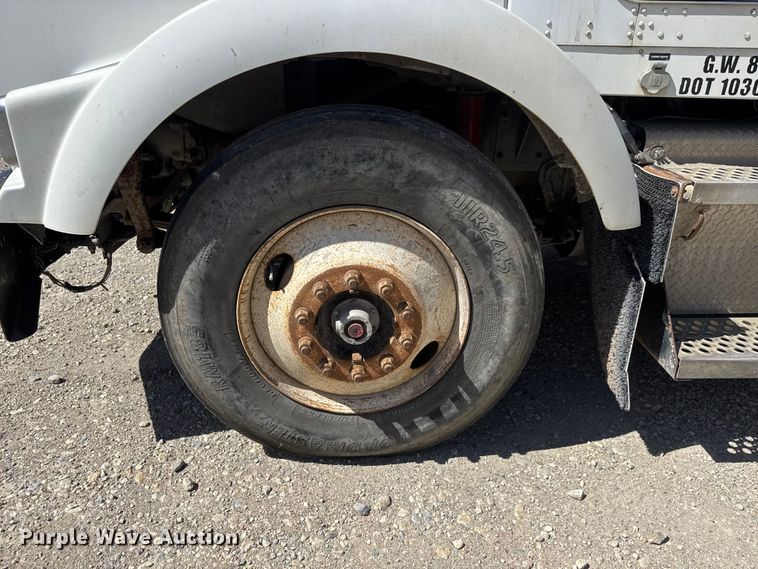 image for item ET1740 2001 Kenworth T800 semi truck