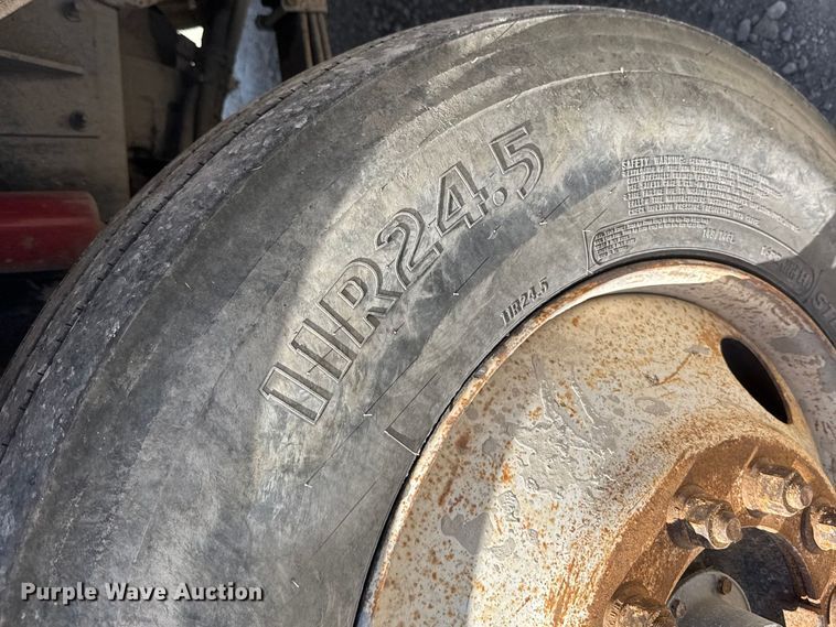 image for item ET1740 2001 Kenworth T800 semi truck